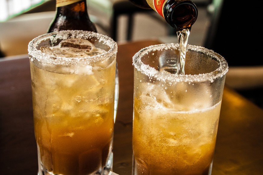 michelada mexiko cocktail drink trinken alkohol bier tomatensaft
