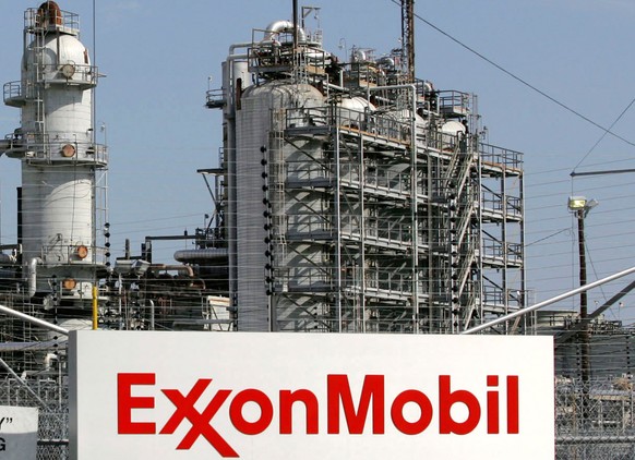 A view of the Exxon Mobil refinery in Baytown, Texas, in this file photo taken September 15, 2008. Exxon Mobil Corp said on Wednesday it would continue to cut spending as long as crude prices remain l ...