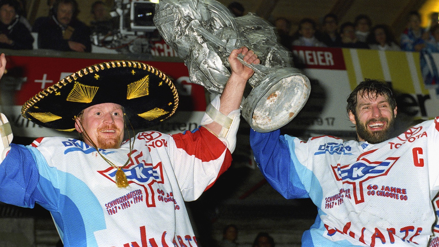 Die Eishockeyspieler Felix Hollenstein, rechts, und Roman Waeger des EHC Kloten feiern am 1. April 1995 im Stadion Schluefweg in Kloten, Schweiz, den Sieg der Eishockey Meisterschaft. (KEYSTONE/Str)