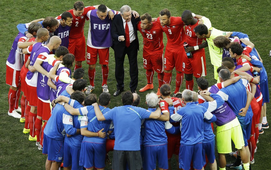 Switzerland&#039;s coach Ottmar Hitzfeld, top center, instructs his players during the break before the extra-time of the World Cup round of 16 soccer match between Argentina and Switzerland at the It ...