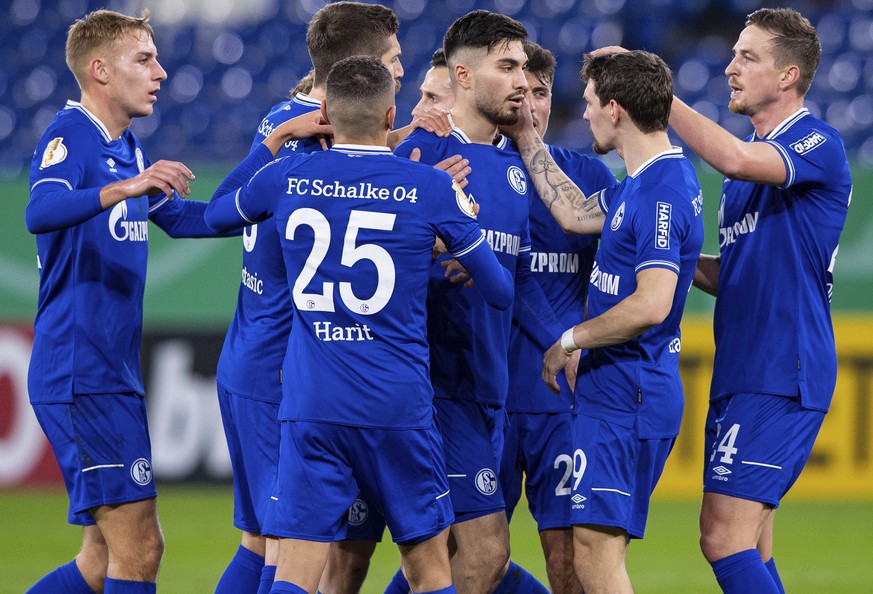 Schalke players, right to left, Bastian Oczipka, Benito Raman, Alessandro Sch&#039;pf, Schalke&#039;s goal scorer Suat Serdar, Amine Harit, Matija Nastasic and Timo Becker, celebrate the first goal of ...