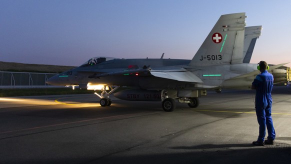 Ein F/A-18 Flugzeug rollt aus dem Hangar- nach der Entdeckung von Rissen werden sämtliche F/A-18-Flugzeuge der Schweizer Luftwaffe überprüft, und die Flugshow auf der Axalp vom Donnerstag wurde abgesa ...
