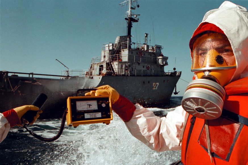 Aktivisten von Greenpeace dokumentieren 1993, wie das russische Schiff TNT27 Atomabfälle im Japanischen Meer versenkt.