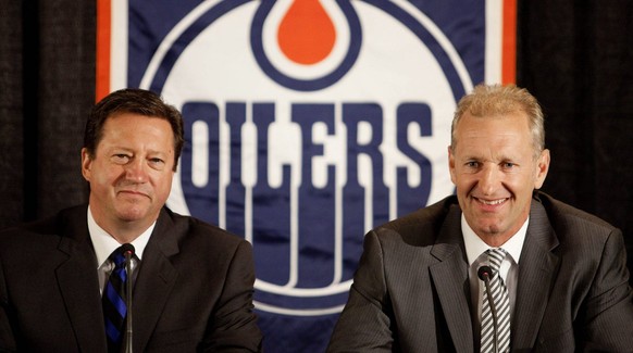 Tambellini (links) stellt Krueger 2012 als neuen Headcoach der Edmonton Oilers vor.