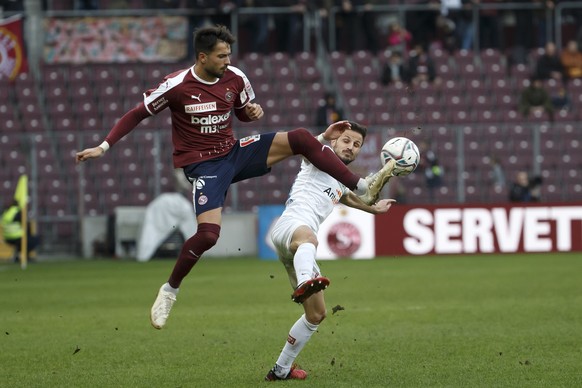 Servette&#039;s defender Dennis Iapichino, left, fights for the ball with Zurich&#039;s midfielder Antonio Marchesano, right, during the Super League soccer match of Swiss Championship between Servett ...