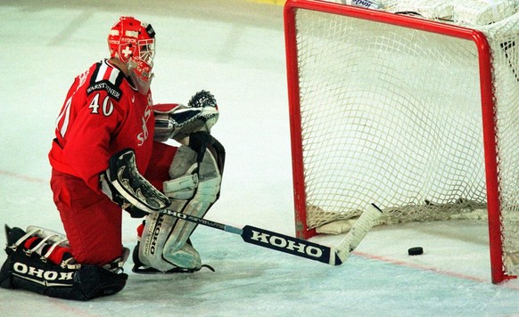 Der Schweizer Torhueter David Aebischer ist zum vierten Mal geschlagen beim zweiten Halbfinal gegen Schweden an der Eishockey-Weltmeisterschaft in Zuerich am Donnerstag, 14. Mai 1998 und wird kurz nac ...