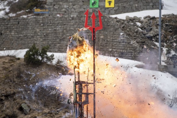 The head of the �Boeoegg� explodes on the platform over the Devil&#039;s Bridge, on Monday, 19 April 2021, in the Schoellenen Gorge near Andermatt, Switzerland. The Sechselaeuten (ringing of the six o ...