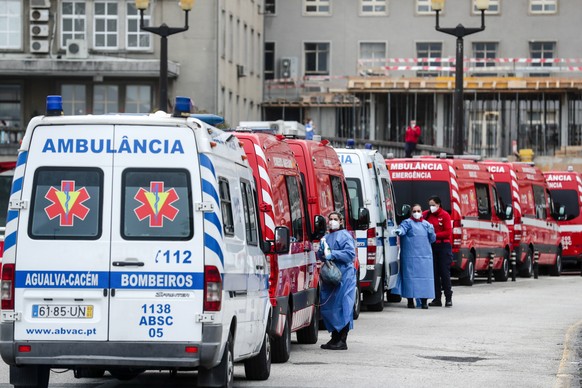 epa08973197 Ambulances queue for pre-screening of patients upon arrival at Santa Maria Hospital in Lisbon, Portugal, 29 January 2021. On 28 January evening in declarations to journalists, the presiden ...