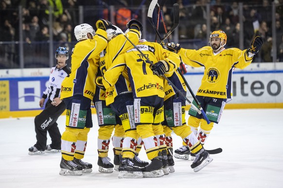 Les joueurs bernois celebrent un but, lors du 1er match de la finale de playoff du championnat suisse de hockey sur glace, Swiss League, entre le HC La Chaux-de-Fonds et le SC Langenthal, ce mercredi  ...