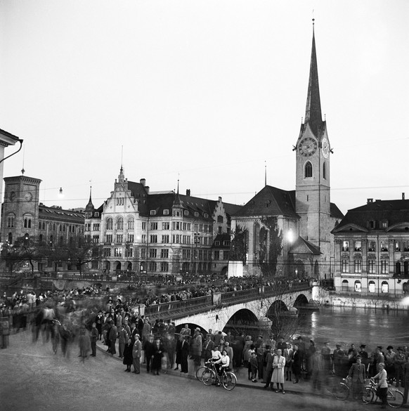 Die Muensterbruecke in Zuerich, Schweiz, am Abend des Kriegsendes am 8. Mai 1945. Die Bevoelkerung nutzt den freien Nachmittag und die sommerliche Witterung fuer spontane Volksfeste. Im Hintergrund di ...