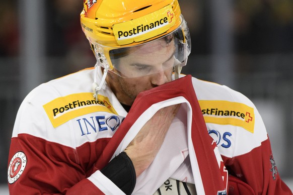 Le Top Scorer lausannois Dustin Jeffrey montre sa deception a la fin de la rencontre du championnat suisse de hockey sur glace de National League entre le Lausanne Hockey Club, LHC, et le HC Fribourg- ...