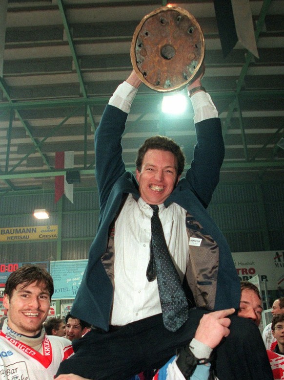 Herisaus Trainer Mark McGregor wird am Samstag, 22. Maerz 1997, von Damian Freitag (links) und Markus Bachschmid (rechts) auf den Schultern getragen. (Keystone/Michele Limina)