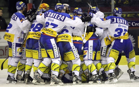 Les Zurichois laissent eclater leur joie, lors du quatrieme match des quarts de finale des play-off du championnat suisse de hockey sur glace LNA, entre le Geneve-Servette HC and EHC Kloten Flyers, ce ...