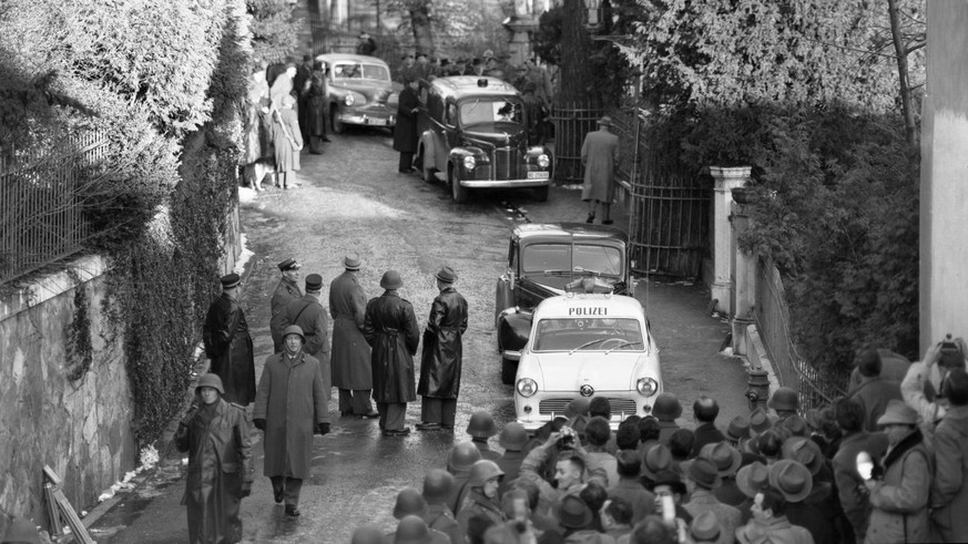 Spezialeinheiten der Polizei, Medienleute und Schaulustige im Februar 1955 vor der rumaenischen Botschaft in Bern. Im Februar 1955 besetzen bewaffnete Exilrumaenen in einer spektakulaeren Aktion die r ...