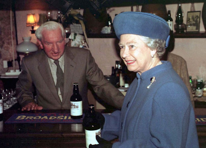 PAP98-19980327-TOPSHAM, DEVON, UNITED KINGDOM: Bottle of beer in hand, Britain&#039;s Queen Elizabeth II enjoys 27 MAR what is described as her first official visit to an English pub. She declined, ho ...