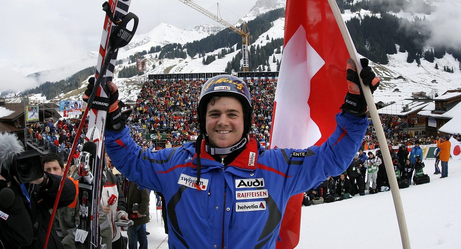 Swiss ski racer Marc Berthod as the winner celebrates with a Swiss flag in the finish area of today&#039;s men&#039;s ski world cup slalom in Adelboden, Switzerland, Sunday, January 7, 2007. (KEYSTONE ...