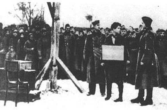 Soja Kosmodemjanskaja vor ihrer Hinrichtung.&nbsp;