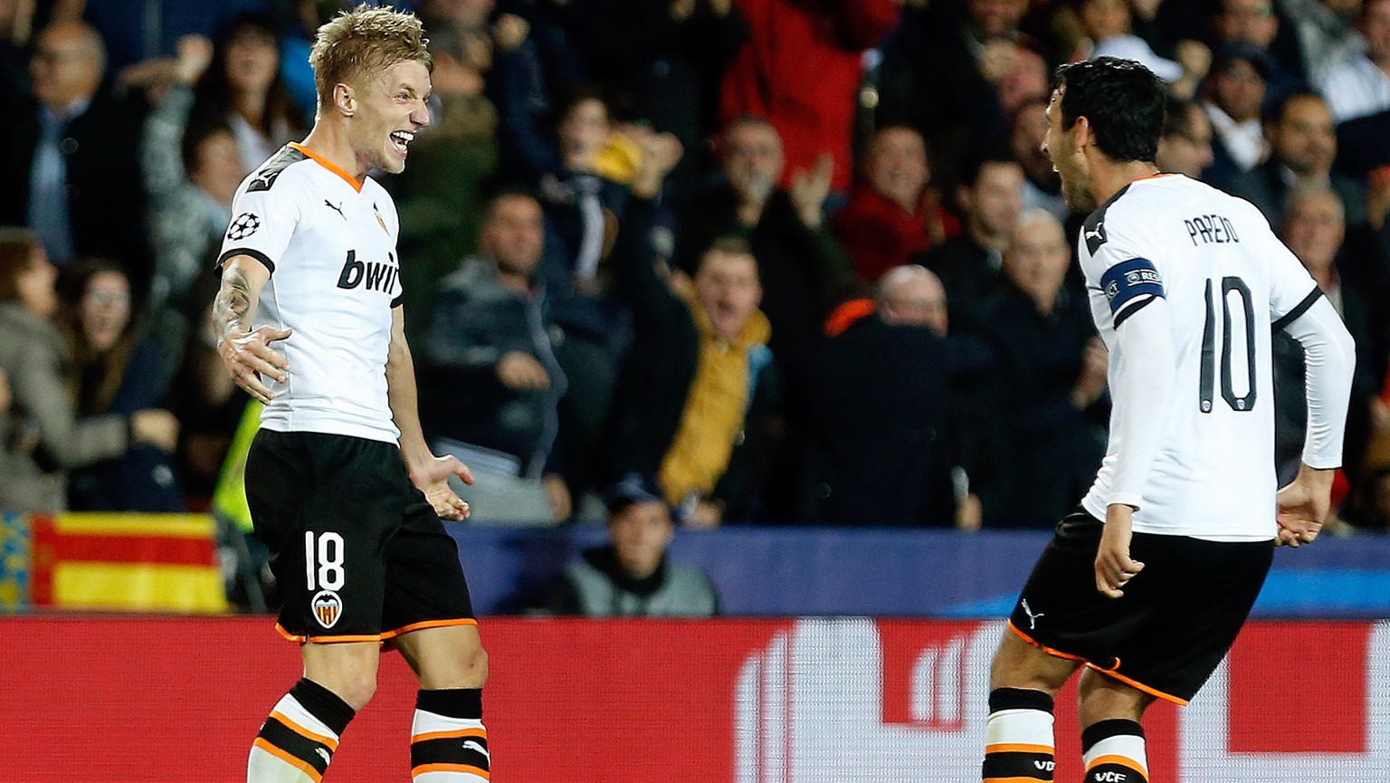 epa08029602 Valencia&#039;s players Dani Parejo (R) and teammate Daniel Wass (L) react during the UEFA Champions League group H soccer match between Valencia CF and Chelsea FC at Mestalla stadium in V ...