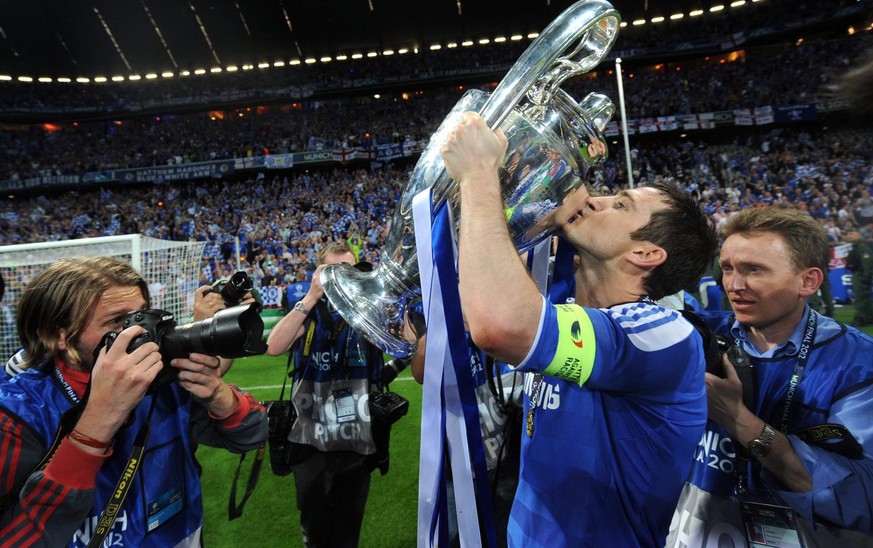 epa03226594 Chelsea&#039;s Frank Lampard kisses the trophy after the team won the UEFA Champions League soccer final between FC Bayern Munich and Chelsea FC in Munich, Germany, 19 May 2012. Chelsea wo ...