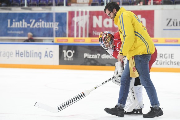 Rapperswil&#039;s Goalie Noel Bader muss verletzt vom Eis, im Eishockeyspiel der National League zwischen den Rapperswil-Jona Lakers und dem Lausanne HC, am Samstag, 22. Februar 2020, in der St. Galle ...