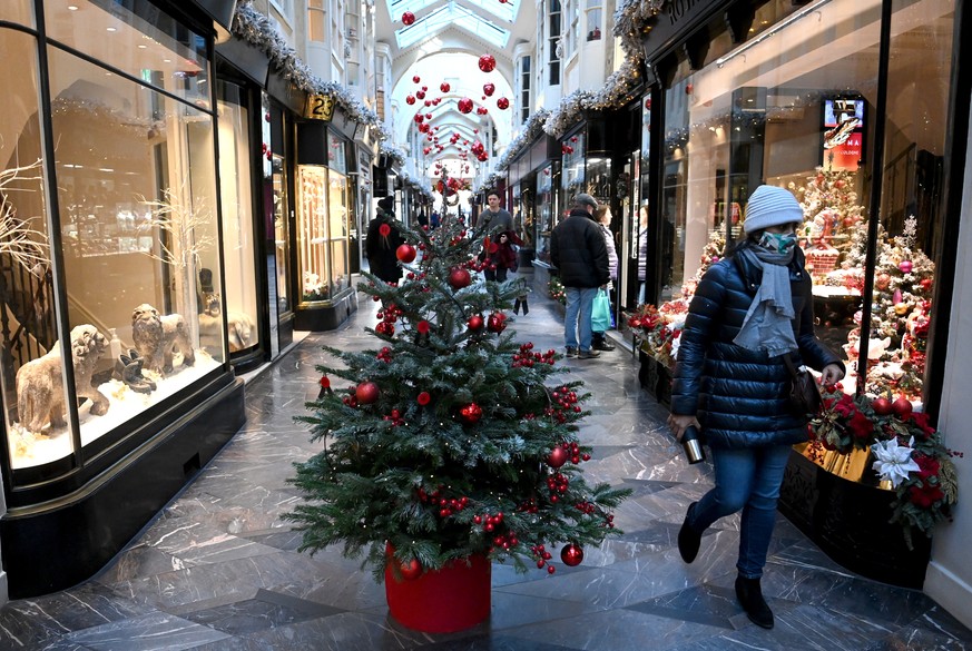 epa08889970 Shoppers at the Burlington Arcade in London, Britain, 17 December 2020. The highest tier for coronavirus rules, Tier 3, has been extended across southern England ahead of the Christmas bre ...