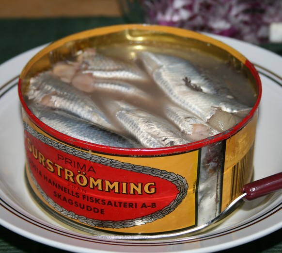 https://commons.wikimedia.org/wiki/File:Serving_Surstr%C3%B6mming.jpg Surströmming stinky fish fisch stinken schweden norwegen skandinavien essen food