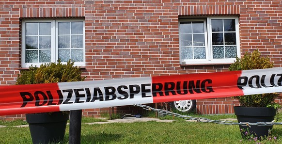 17.05.2021, Niedersachsen, Bispingen: Ein Absperrband der Polizei h