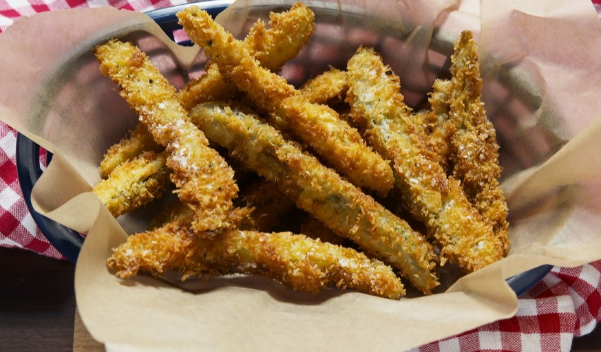 fried dill pickle spears frittierte essiggurken USA rezepte südstaaten https://www.delish.com/cooking/recipe-ideas/recipes/a48094/fried-pickles-recipe/