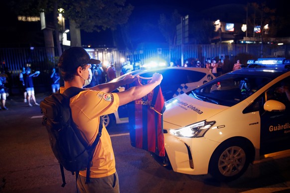 epa08625534 Dozens of FC Barcelona fans gather outside Camp Nou Stadium to demand the resignation of the club&#039;s president, Josep Maria Bartomeu, after Argentinian star Lionel Messi stated via fax ...