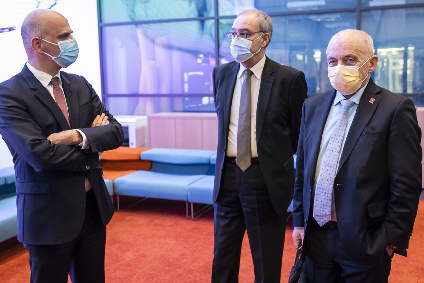 Bundesrat Alain Berset, Bundesratspraesident Guy Parmelin, und Bundesrat Ueli Maurer, von links, treffen sich vor der Medienkonferenz im Anschluss an die Bundesratssitzung, um die neusten Massnahmen z ...