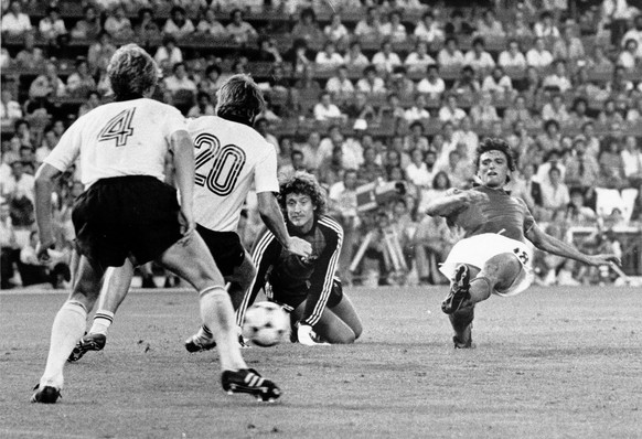 ZUR FIFA FUSSBALL WELTMEISTERSCHAFT 2014 IN BRASILIEN STELLEN WIR IHNEN FOLGENDES BILDMATERIAL ZU DEN WELTMEISERSCHAFTEN 1978 IN ARGENTINIEN UND 1982 IN SPANIEN ZUR VERFUEGUNG – West German goalkeeper ...