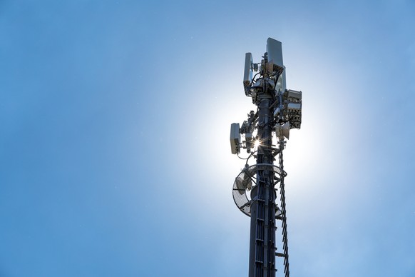 Die neuste 5G-Technologie, Kasten Mitte links, an einer Antenne der Sunrise fotografiert beim Standort Oerlikon am Tag vor dem eigentlichen Medienevent am Dienstag, 26. Juni 2018, in Zuerich. (PPR/Ala ...