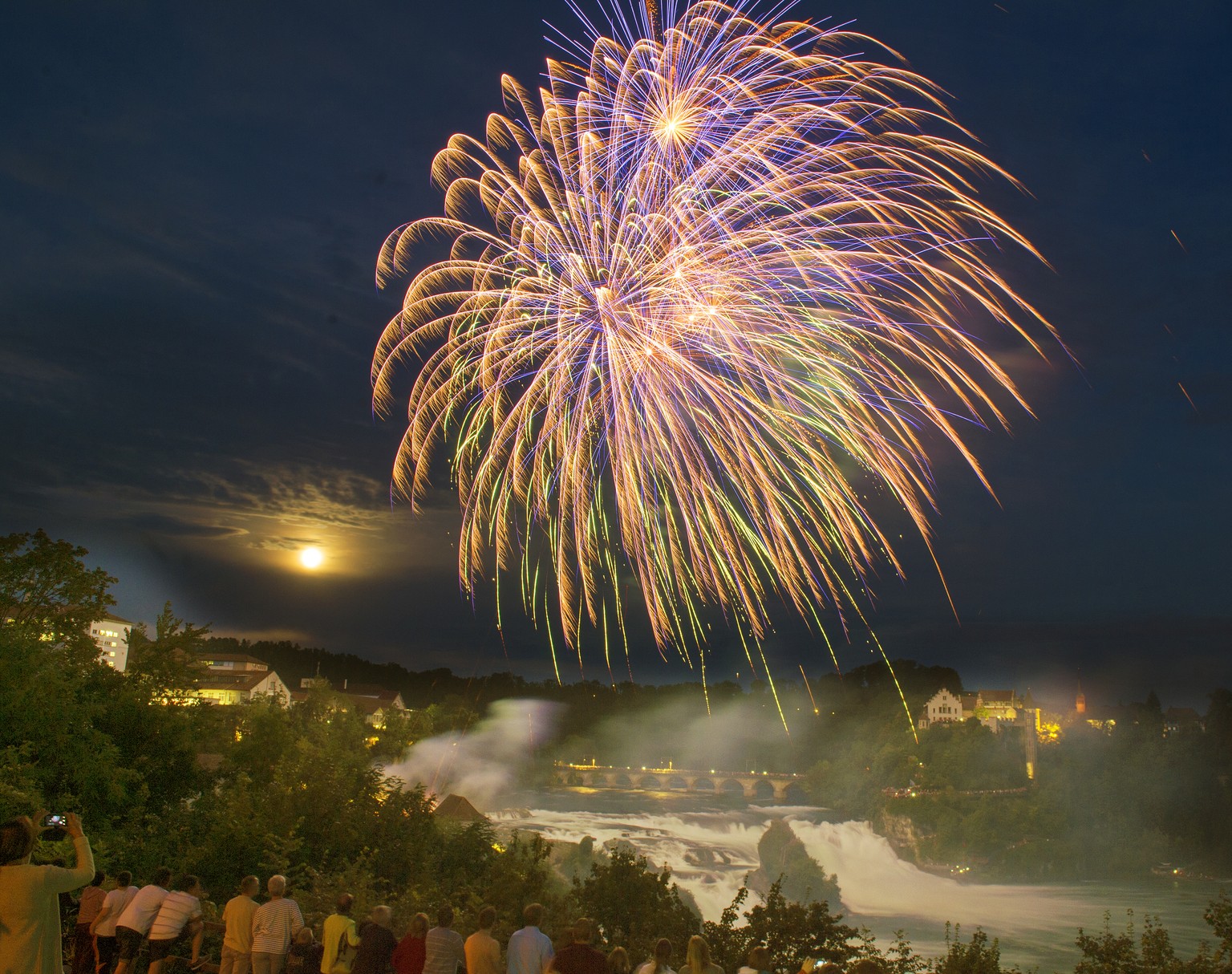Feuerwerk am 31. Juli 2015 über dem Rheinfall.