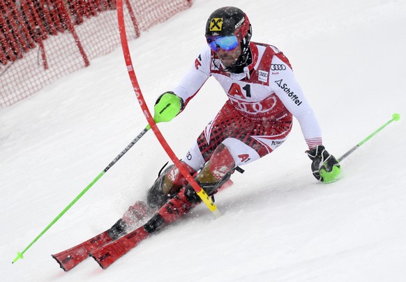 epa07320692 Marcel Hirscher of Austria clears a gate during the first run of the Men&#039;s Slalom race at the FIS Alpine Skiing World Cup in Kitzbuehel, Austria, 26 January 2019. EPA/CHRISTIAN BRUNA
