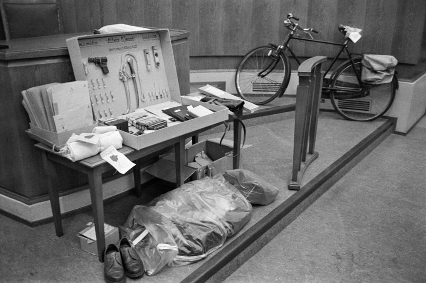 Die Beweismittel, Pistole, Mantel, Mantelknopf blutbefleckter Dolch, Fahrrad und weitere im Mordfall Charles Zumbach gegen den Genfer Anwalt Pierre Jaccoud, aufgenommen im Januar 1960. Am 1. Mai 1958  ...