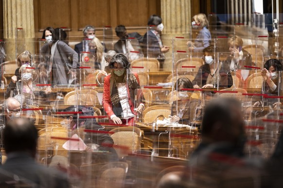 Die Mitgliederm der Grossen Kammer stroemen in den Ratssaal, kurz vor Sitzungsbeginn an der Sondersession des Nationalrats, am Montag, 3. Mai 2021 in Bern. (KEYSTONE/Alessandro della Valle)