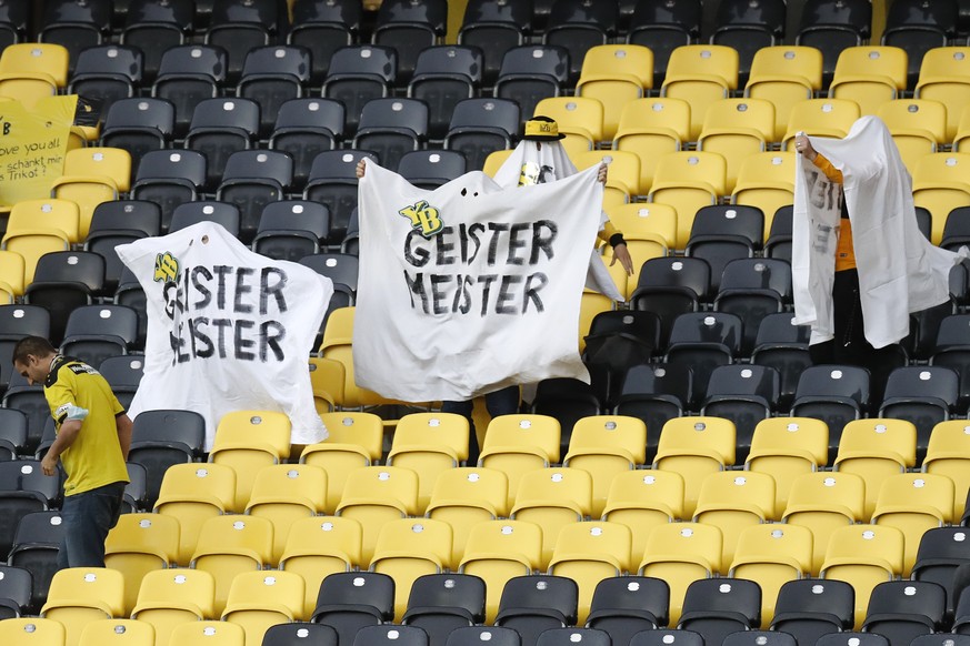 Als Geist verkleidetete Fans tragen einen Umhang mit der Aufschrift &quot;Geistermeister&quot;, vor dem Super League Spiel zwischen dem BSC Young Boys Bern und dem FC St. Gallen, am Montag, 3. August  ...