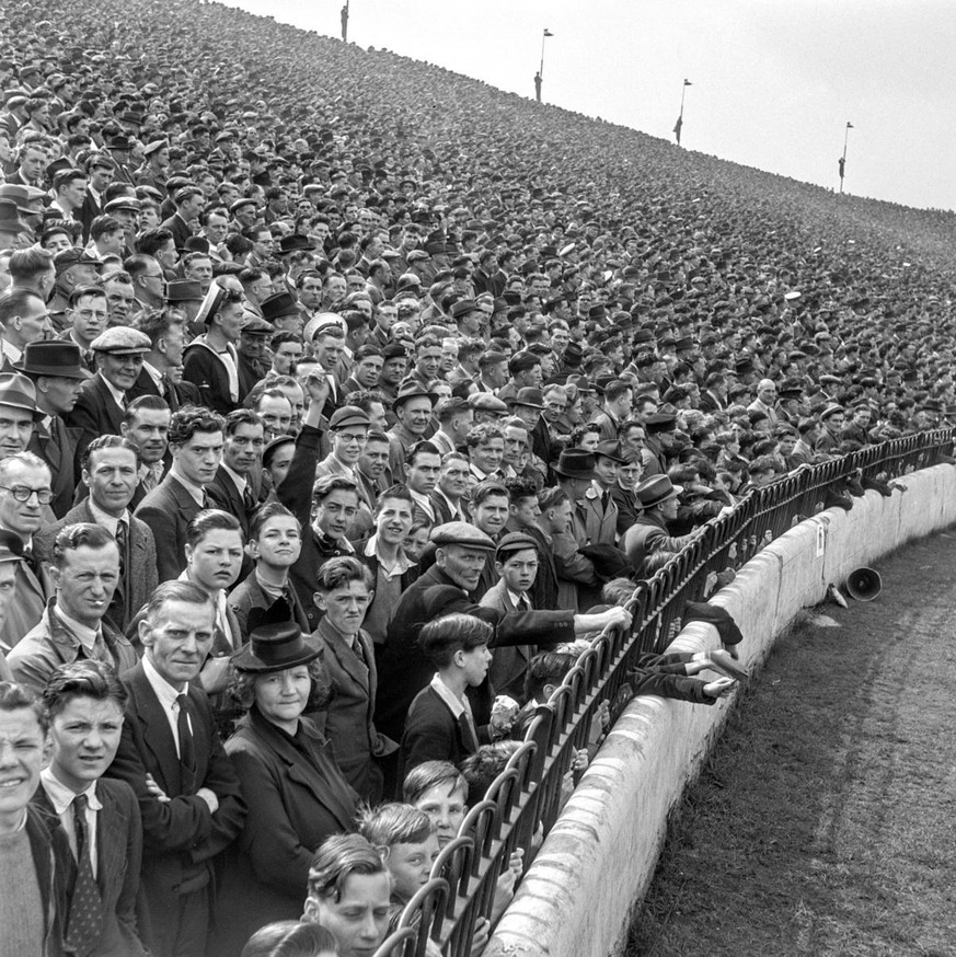 Zuschauer im Stadion Stamford Bridge beim Spiel England gegen die Schweiz. England gewinnt am 11. Mai 1946 im Stadion Stamford Bridge in London das Freundschaftsspiel gegen die Schweiz mit 4 zu 1 Tore ...