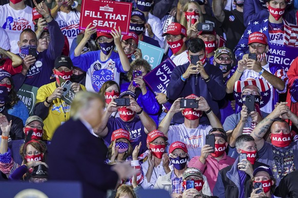 epa08687484 Supporters react as US President Donald J. Trump departs at the end of his &#039;Great American Comeback&#039; campaign event at the Toledo Express Airport in Swanton, Ohio, USA, 21 Septem ...