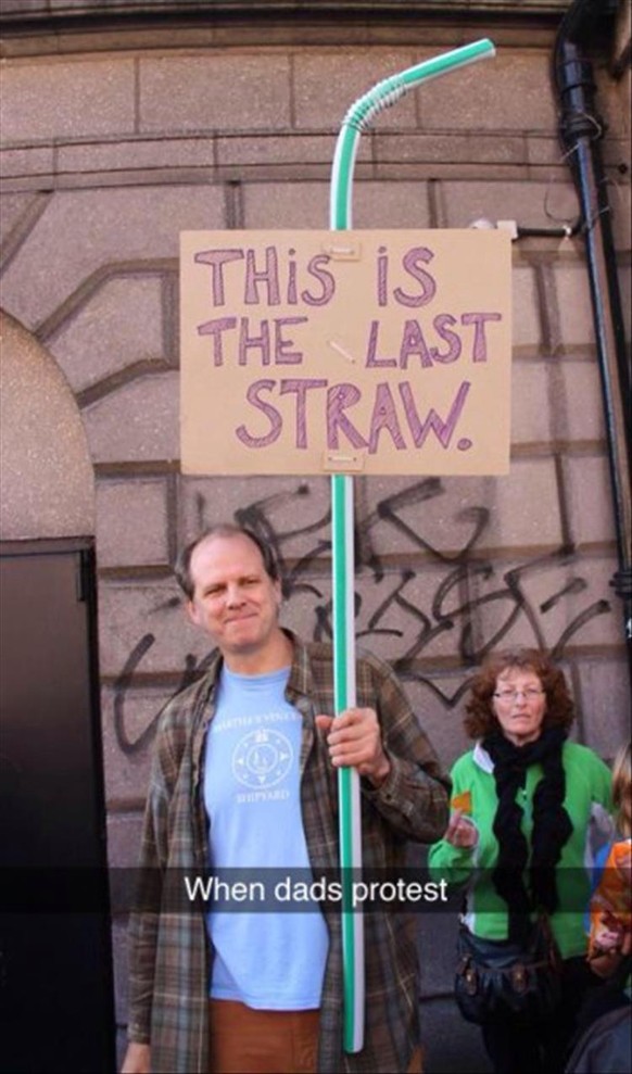 «Wenn Väter protestieren.» «That's the last straw!» (Redensart) = «Jetzt reicht es mir aber!»; «straw» = «Strohhalm»