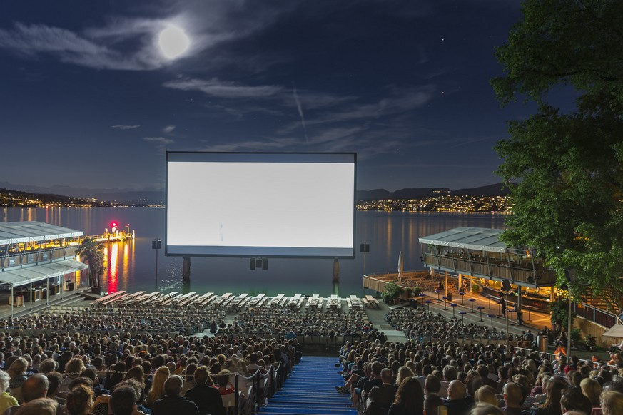 Besucher verfolgen den Film &quot;A Hologram for the King&quot; im Allianz Cinema, dem Openair-Kino am Zuerichhorn, am Montag, 18. Juli 2016 in Zuerich. (PPR/Dominik Baur)