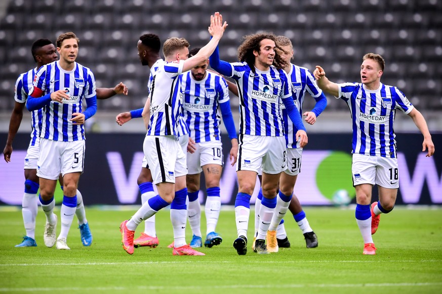 epa09126724 Hertha&#039;s Santiago Ascacibar (R) celebrates with his teammates after scoring the 1-0 lead during the German Bundesliga soccer match between Hertha BSC and Borussia Moenchengladbach in  ...