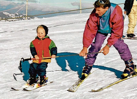 Mit zwei Jahren und zwei Monaten erstmals auf den Ski, rechts Vater Walter.