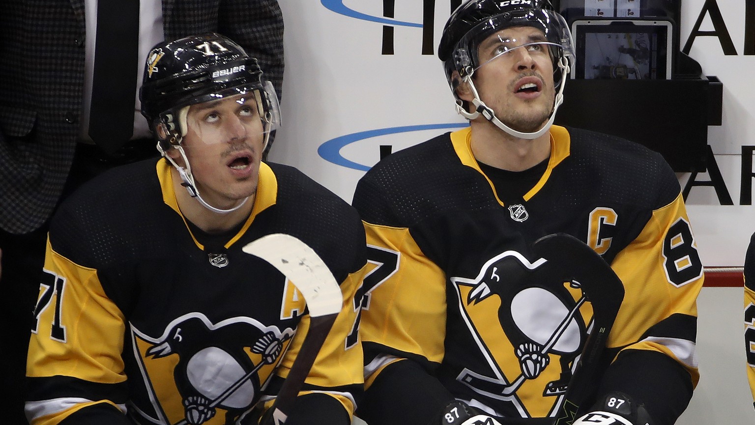 FILE - Pittsburgh Penguins&#039; Evgeni Malkin (71) and Sidney Crosby (87) watch a replay of a goal by Malkin during the first period of the team&#039;s NHL hockey game against the Minnesota Wild in P ...