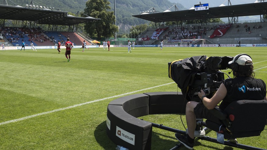 Ein Mitarbeiter von Teleclub filmt das Fussball Super League Spiel zwischen dem FC Vaduz und dem FC Sion, am Sonntag, 9. August 2015, im Rheinpark Stadion in Vaduz. (KEYSTONE/Gian Ehrenzeller)