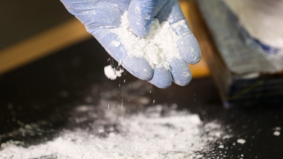 Ein Zollbeamte präsentiert am 20.07.2017 in Hamburg Kokain aus einem großen Kokainfund, der im Rahmen einer Pressekonferenz vorgestellt wird. Der Hamburger Zoll hat am Donnerstag einen Rekordfund von  ...