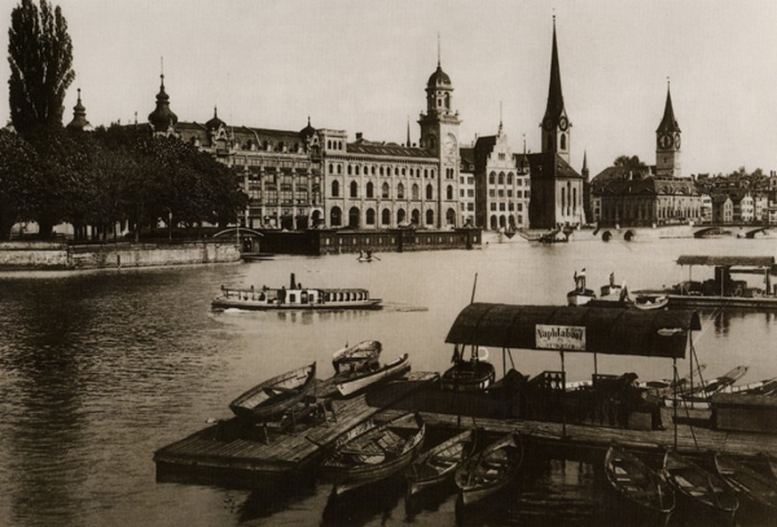 Stadthausquai 1900: Im Vordergrund die acht Jahre zuvor erbaute Frauenbadeanstalt. Die Fraumünsterpost hat noch einen Telegrafenturm, der 1933 demontiert wurde.