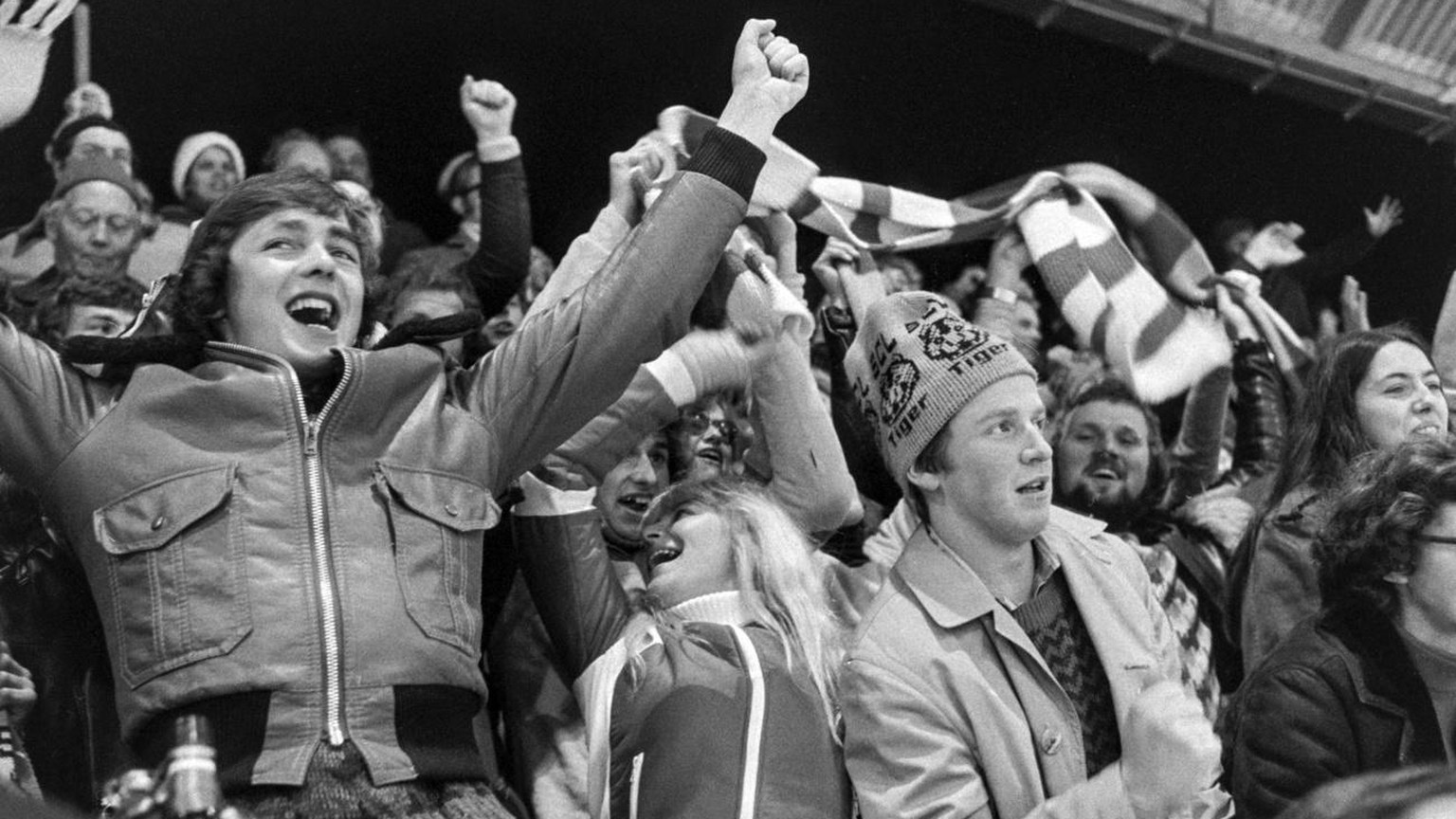 Die Zuschauer des SC Langnau feiern am 2. Maerz 1976 in der Ilfishalle in Langnau nach dem Spiel gegen den EHC Biel den Gewinn des ersten Titels als Schweizermeister. (KEYSTONE/PHOTOPRESS-ARCHIV/Str)