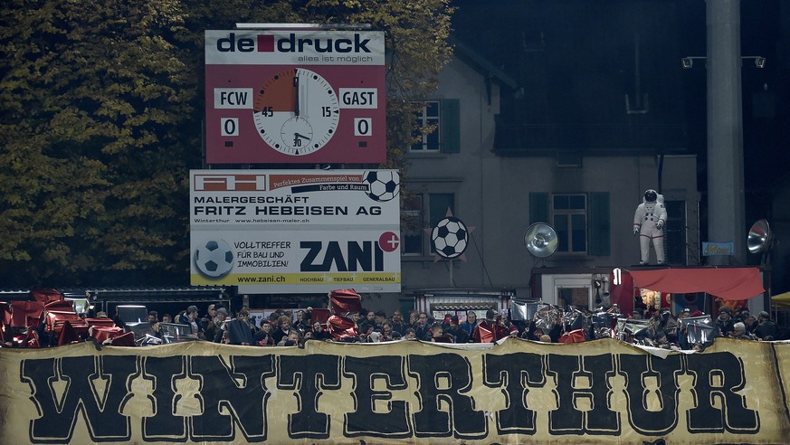 Die Winterthur Fans mit ihrer Fan Choreographie vor dem Schweizer Cup Achtelfinal Fussballspiel zwischen dem FC Winterthur und dem FC Lugano am Donnerstag, 29. Oktober 2015, auf der Schuetzenwiese in  ...