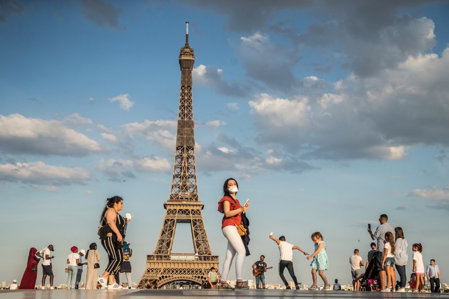 epa08461746 People dance to music at the Trocadero Human Rights Plaza near the Eiffel Tower in Paris, France, 02 June 2020. France has started a gradual lifting of COVID-19 lockdown restrictions in an ...